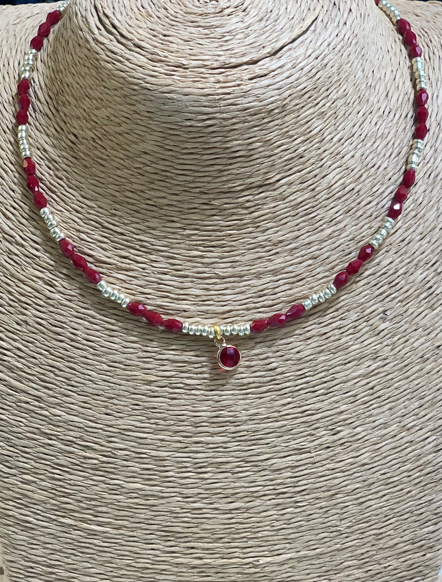 Collar Bolitas Burdeos